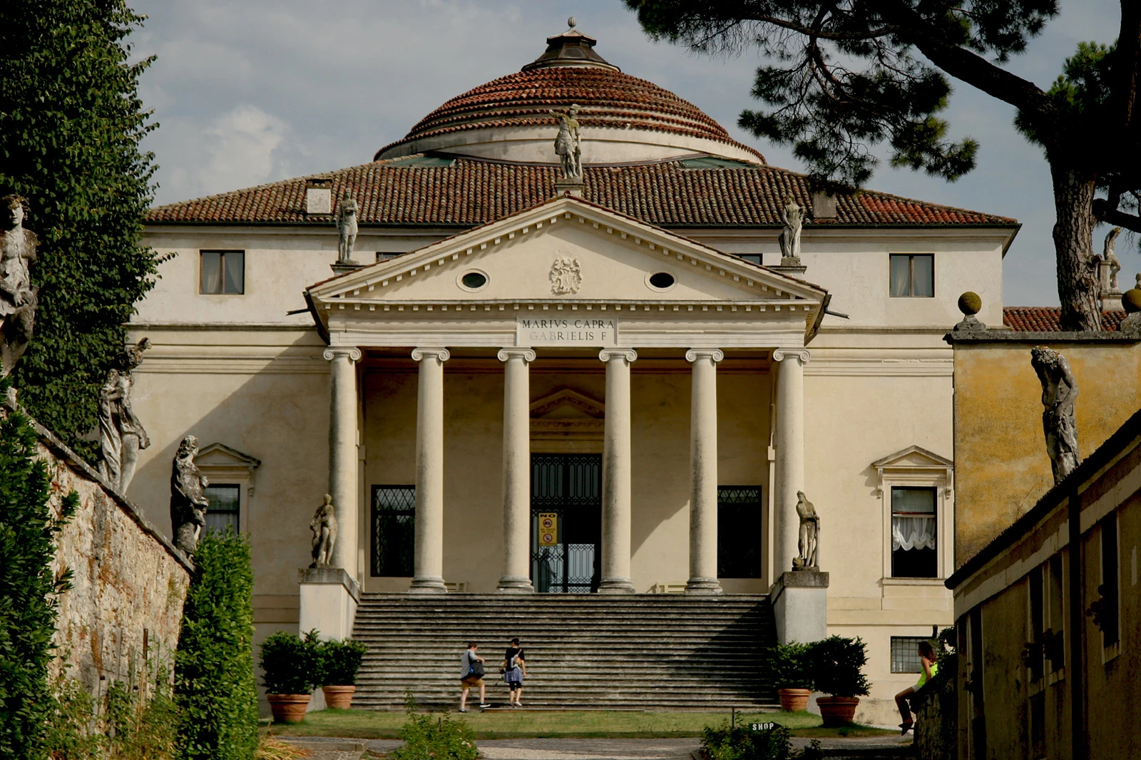 Renesansowa Villa La Rotonda pod Vicenzą — monumentalne schody, kolumny i kopuła